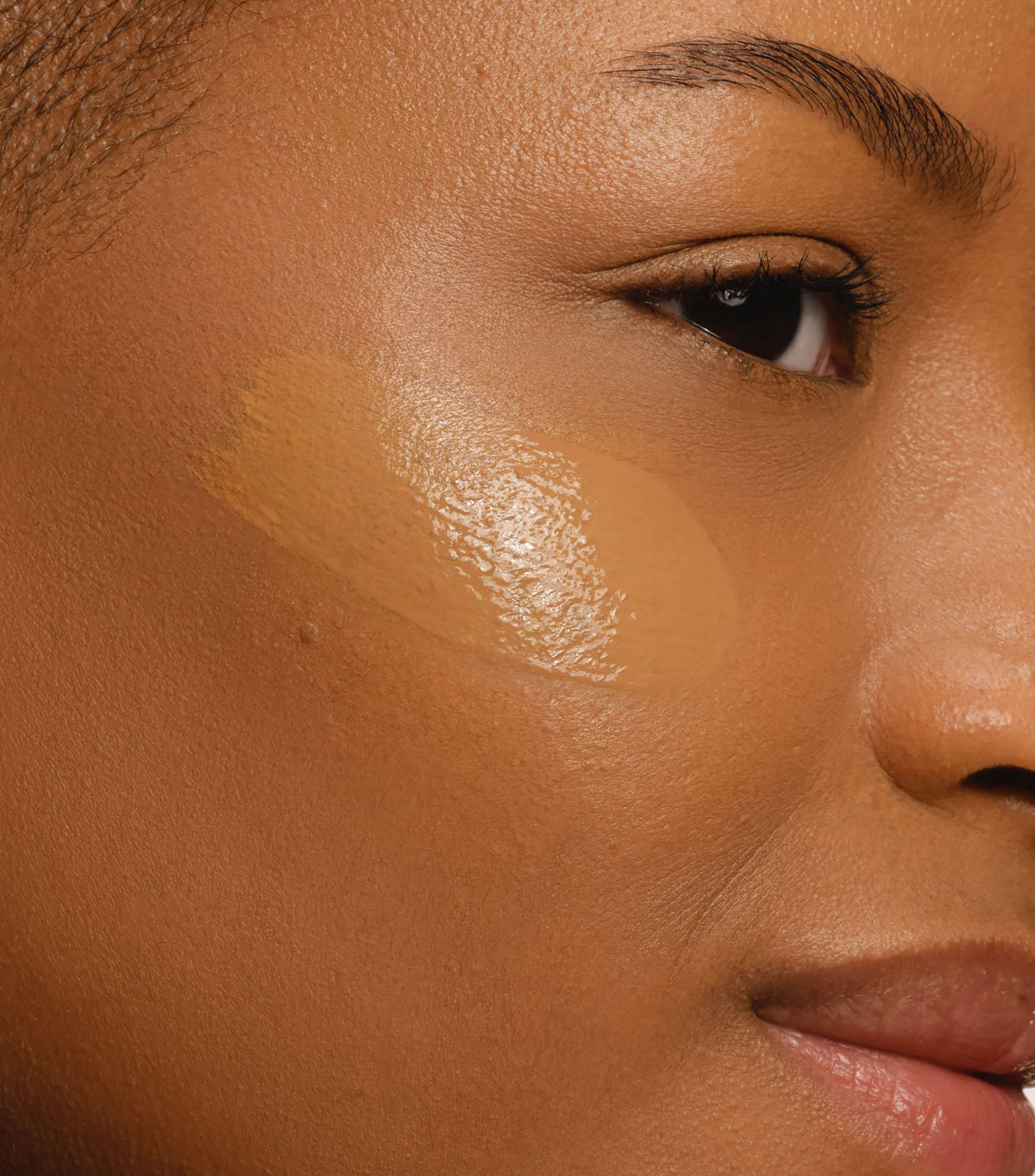 Base de maquillaje líquida Luminous Silk, 30 ml